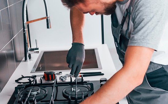 Repairman doing air conditioner servise